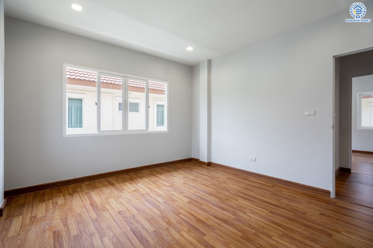 บ้านมือสองตกแต่งใหม่ จากแบรนด์ AP ม.เดอะเซนโทร รัตนาธิเบศร์ หลังมุม เนื้อที่ 60.9 ตร.ว. ฟังก์ชันจัดเต็ม 3 ห้องนอน 3 ห้องน้ำ จอดรถได้ 2 คัน บนทำเลศักยภาพ เชื่อมต่อหลายเส้นทางทั้ง ถ.ราชพฤกษ์, ถ.รัตนาธิเบศร์ และถ.กาญจนาภิเษก และเพียง 5 นาทีถึงรถไฟฟ้า "สถานีบางพลู"